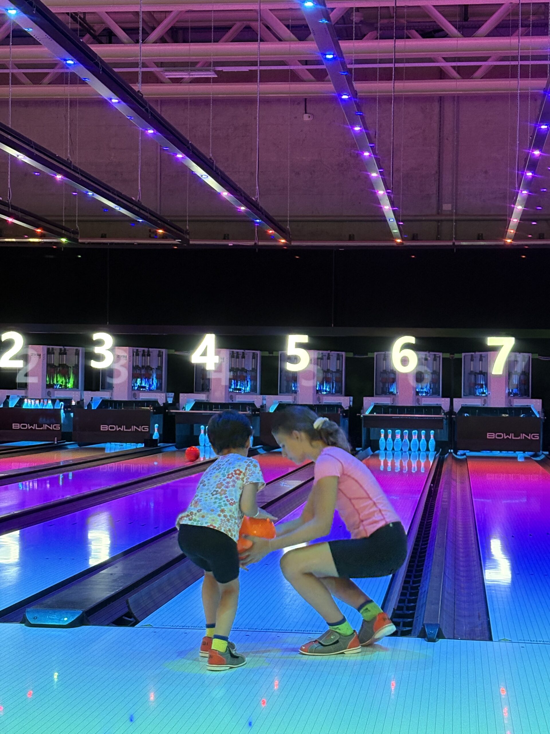 Enfants au bowling pendant le Jump Camp à La Ruche à Fribourg
