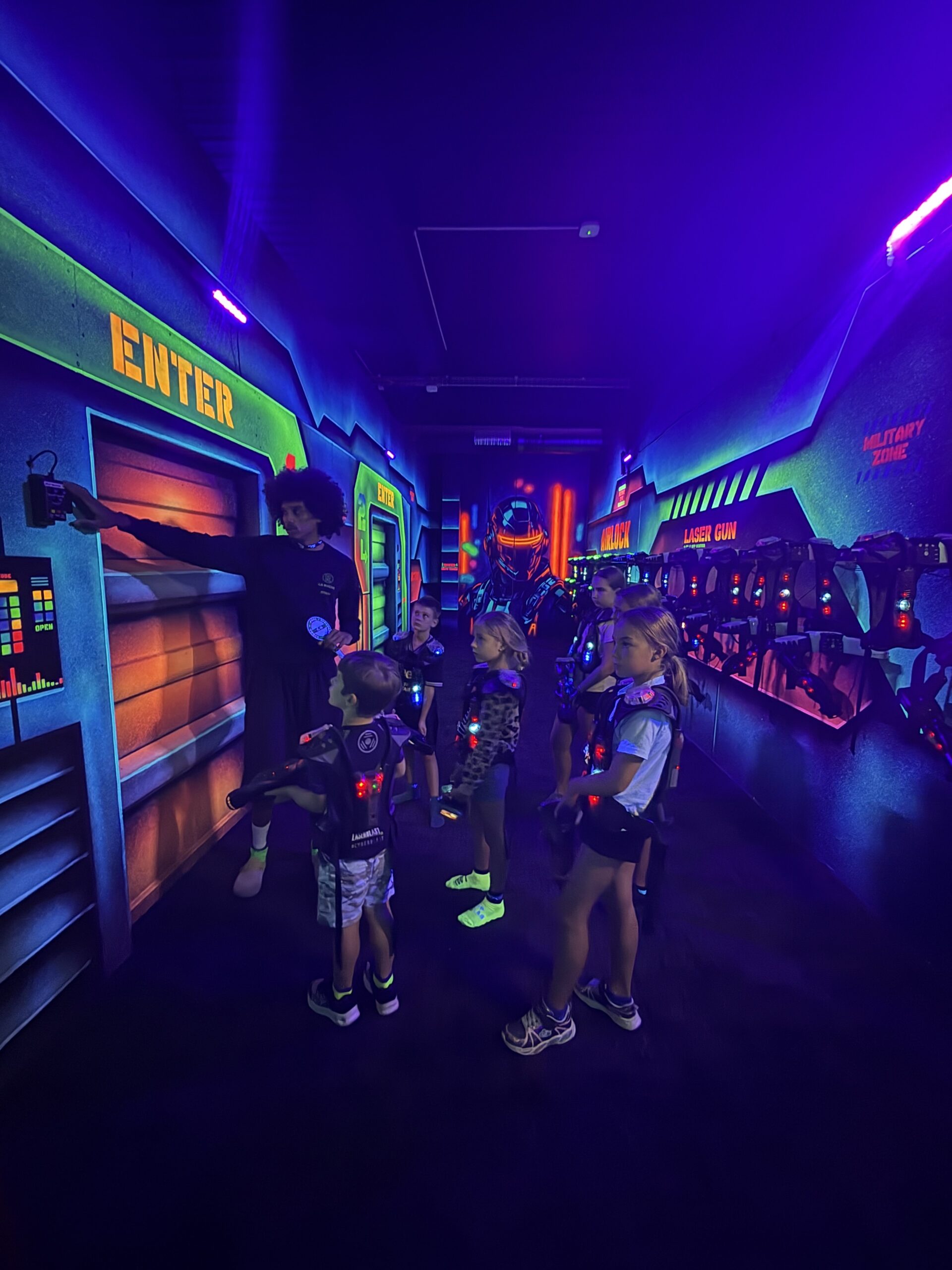 Groupe d’enfants au Laser Game pendant le Jump Camp à Fribourg